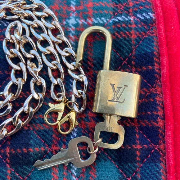 *️⃣3️⃣0️⃣7️⃣🌸AUTHENTIC Louis Vuitton Padlock+2 keys Comes with Custom Chain - Picture 4 of 7
